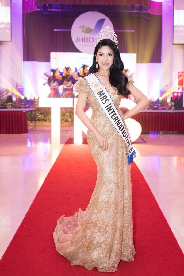 loan vuong trao vuong mien cho nguoi ke nhiem tai mrs international