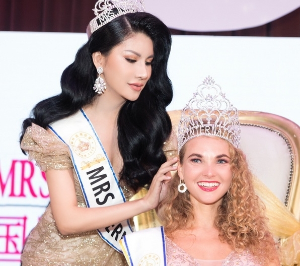 Loan Vương trao vương miện cho người kế nhiệm tại Mrs International