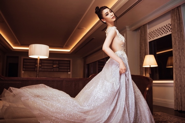 thuy van khoe vong mot sexy voi dam da hoi
