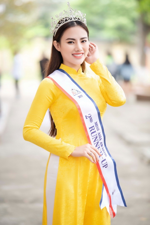 Á hậu Hà Vi Vi được chào đón nồng nhiệt khi về thăm trường cũ a hau ha vi vi duoc chao don nong nhiet khi ve tham truong cu