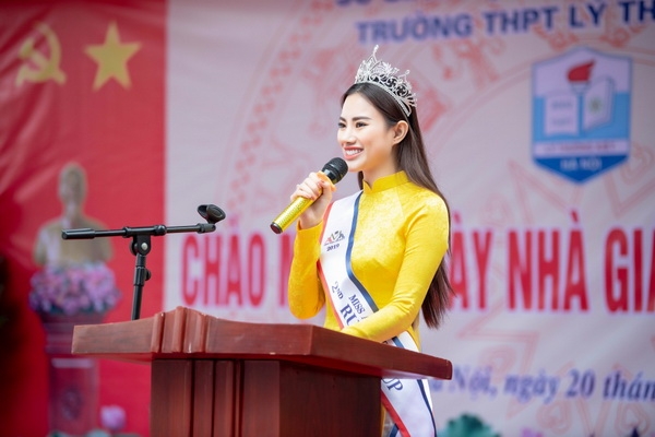 Á hậu Hà Vi Vi được chào đón nồng nhiệt khi về thăm trường cũ a hau ha vi vi duoc chao don nong nhiet khi ve tham truong cu