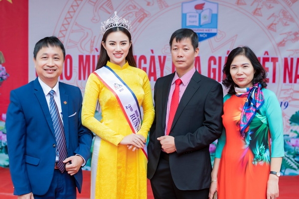 Á hậu Hà Vi Vi được chào đón nồng nhiệt khi về thăm trường cũ a hau ha vi vi duoc chao don nong nhiet khi ve tham truong cu