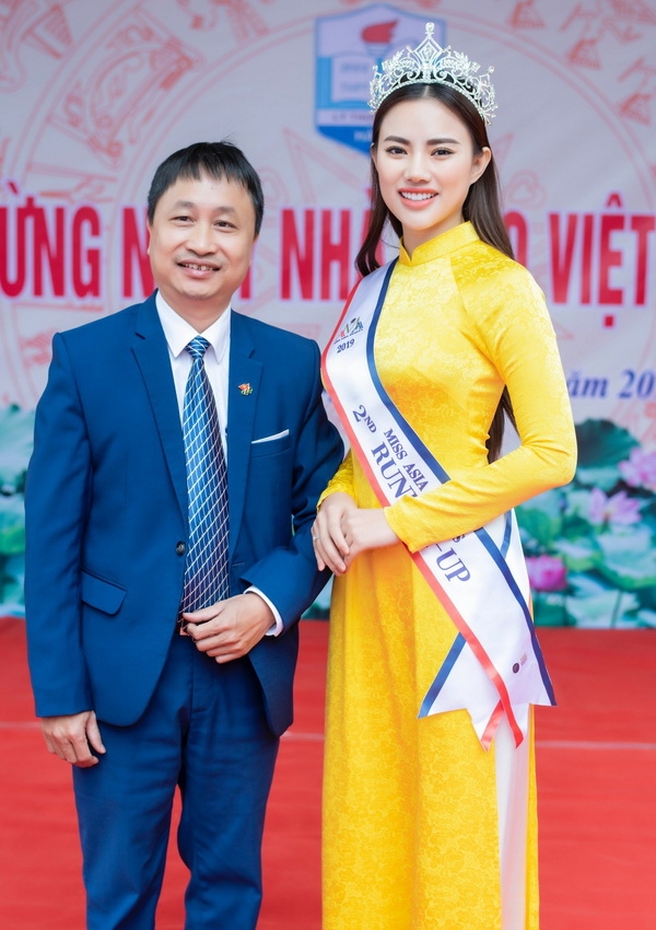 Á hậu Hà Vi Vi được chào đón nồng nhiệt khi về thăm trường cũ a hau ha vi vi duoc chao don nong nhiet khi ve tham truong cu