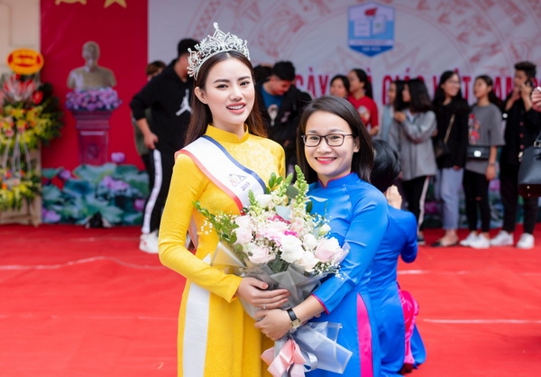 Á hậu Hà Vi Vi được chào đón nồng nhiệt khi về thăm trường cũ a hau ha vi vi duoc chao don nong nhiet khi ve tham truong cu
