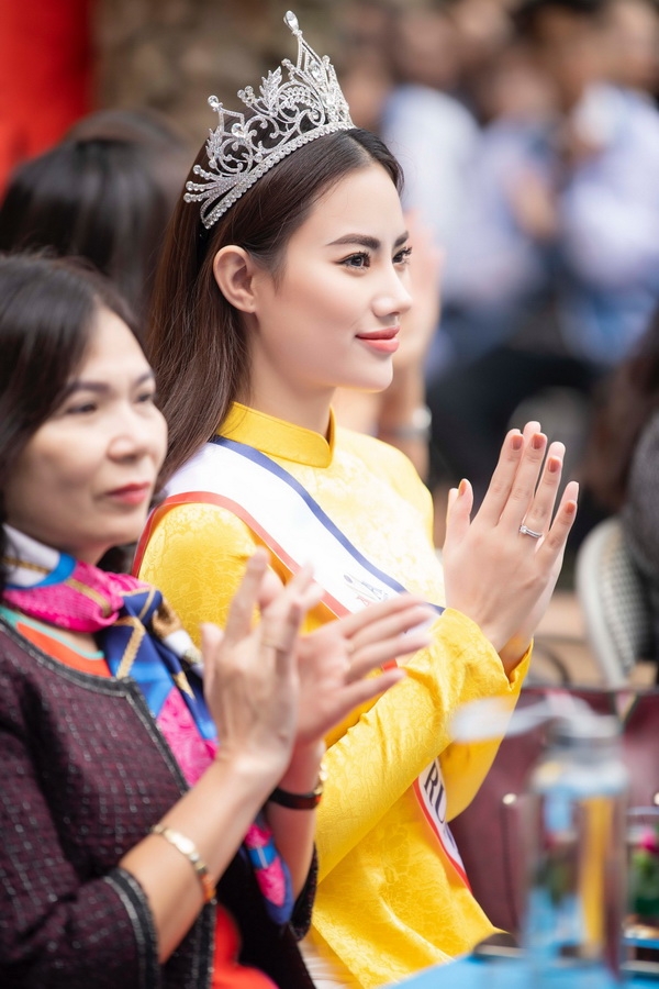 Á hậu Hà Vi Vi được chào đón nồng nhiệt khi về thăm trường cũ a hau ha vi vi duoc chao don nong nhiet khi ve tham truong cu