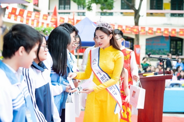 Á hậu Hà Vi Vi được chào đón nồng nhiệt khi về thăm trường cũ a hau ha vi vi duoc chao don nong nhiet khi ve tham truong cu