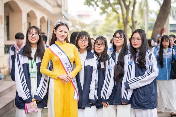 a hau ha vi vi duoc chao don nong nhiet khi ve tham truong cu