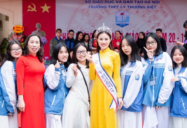 Á hậu Hà Vi Vi được chào đón nồng nhiệt khi về thăm trường cũ a hau ha vi vi duoc chao don nong nhiet khi ve tham truong cu