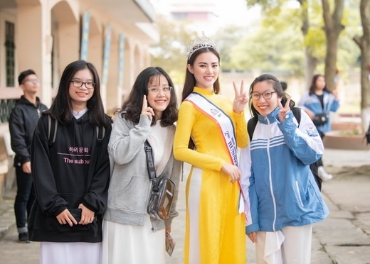 Á hậu Hà Vi Vi được chào đón nồng nhiệt khi về thăm trường cũ