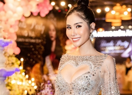 Hoàng Hạnh khoe vòng 1 gợi cảm tại sự kiện