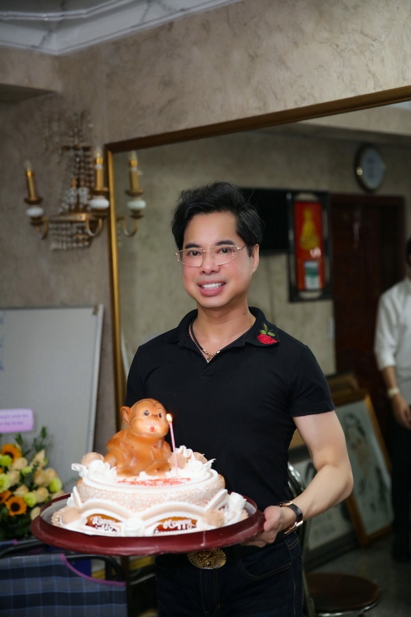 ngoc son phat 10 tan gao li xi tien cho nguoi ngheo nhan dip sinh nhat