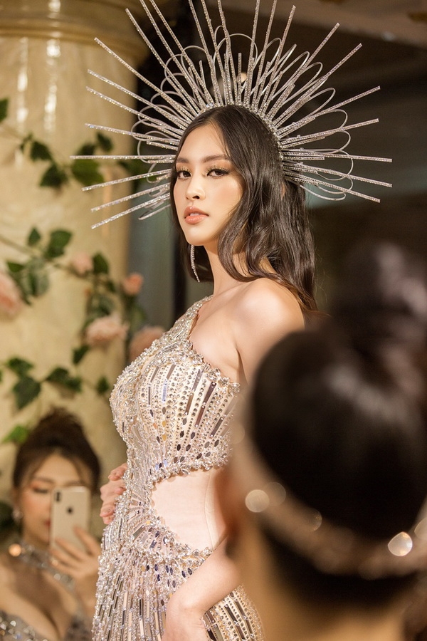 hoa hau tieu vy hoang hanh hoa nu than tren san catwalk