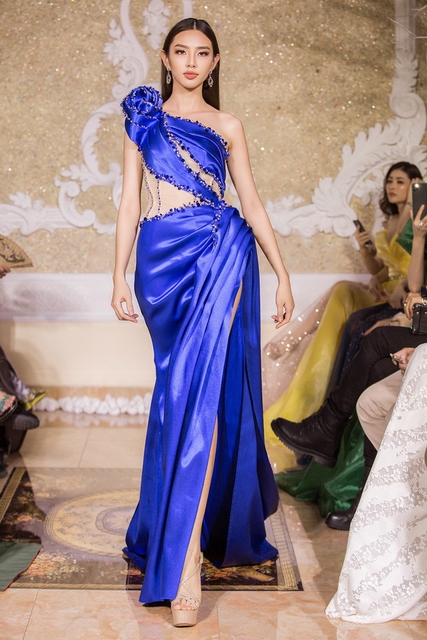 hoa hau tieu vy hoang hanh hoa nu than tren san catwalk