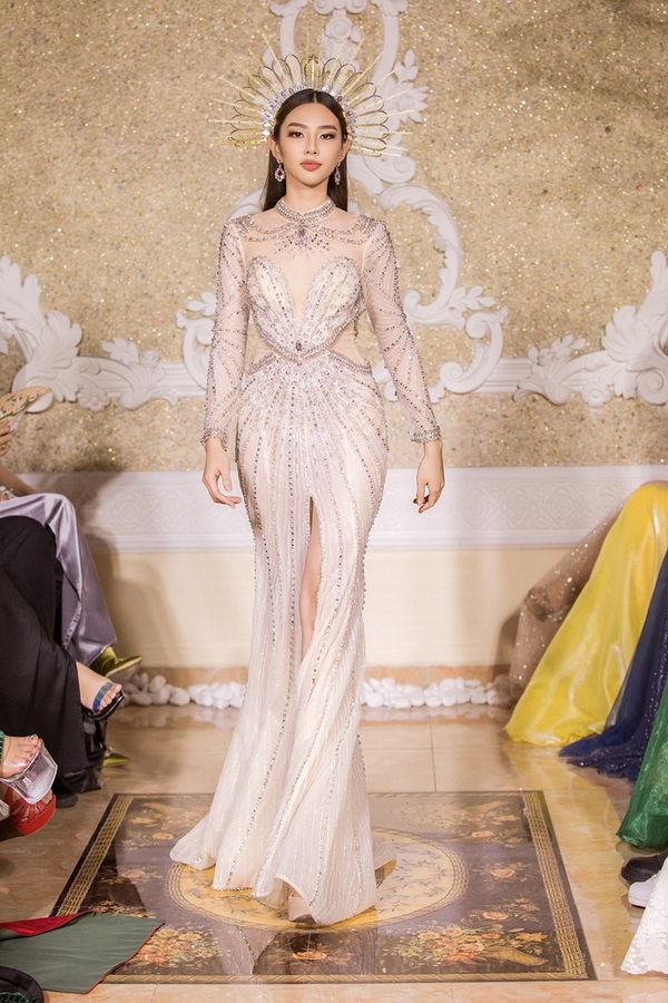 hoa hau tieu vy hoang hanh hoa nu than tren san catwalk