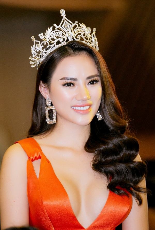 a hau ha vi vi khoe vong 1 quyen ru trong su kien