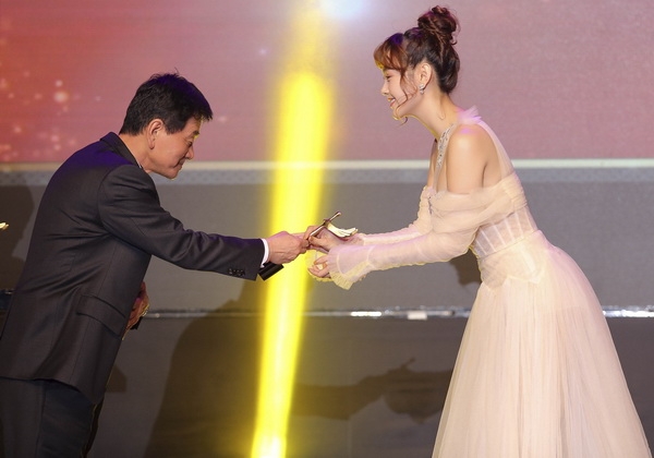 minh hang nhan giai nghe si chau a xuat sac tai han quoc