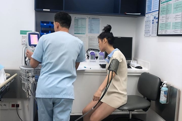 Ca sĩ Han Sara khiến fan lo lắng khi nhập viện giữa đêm