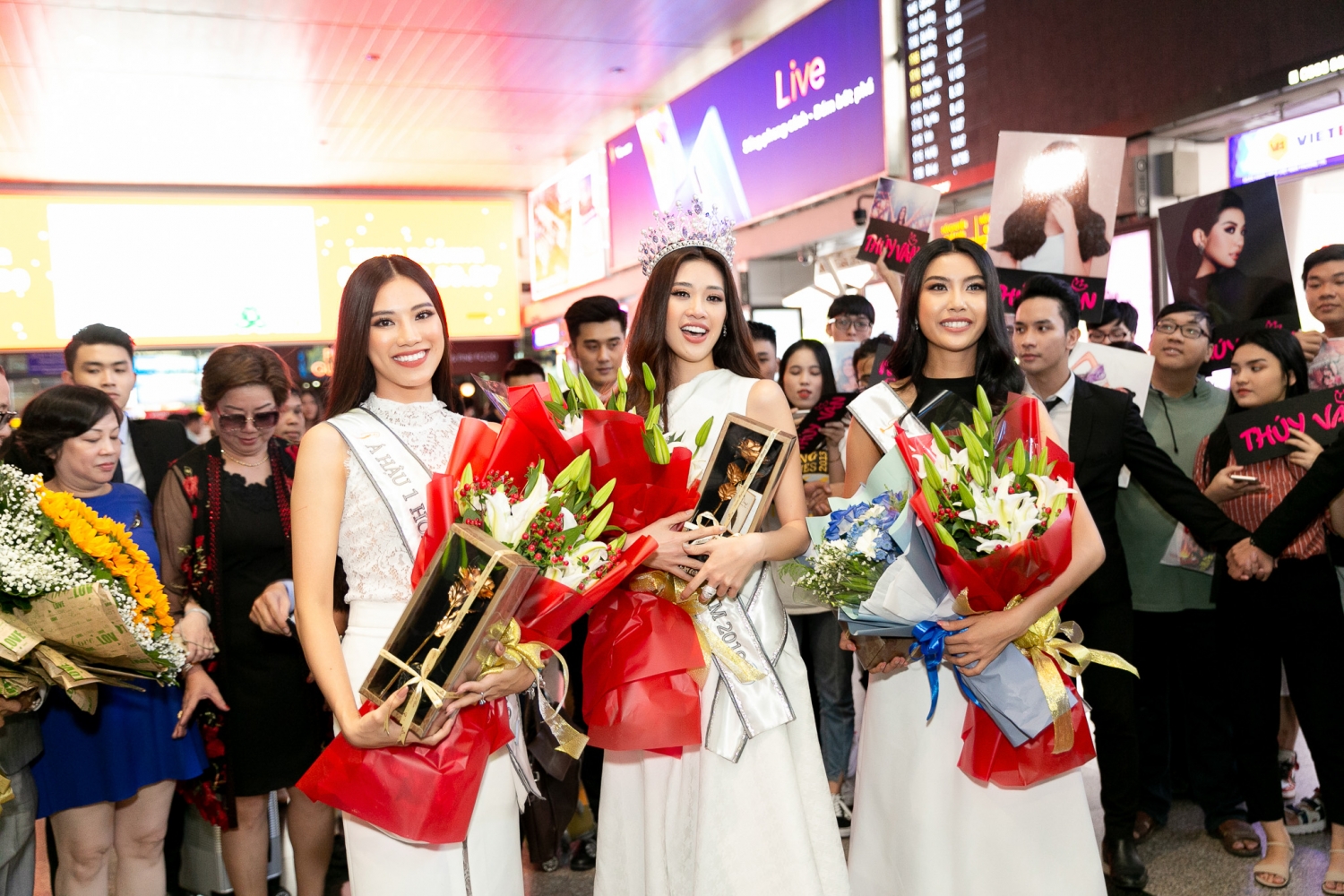 hoa hau khanh van xuc dong khi duoc khan gia don o san bay