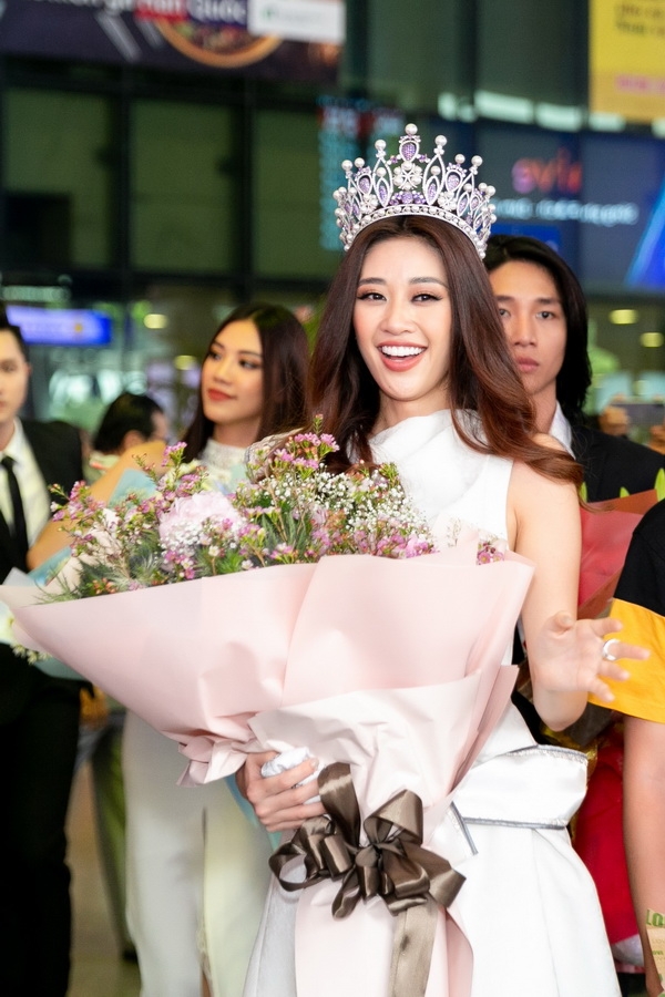 hoa hau khanh van xuc dong khi duoc khan gia don o san bay