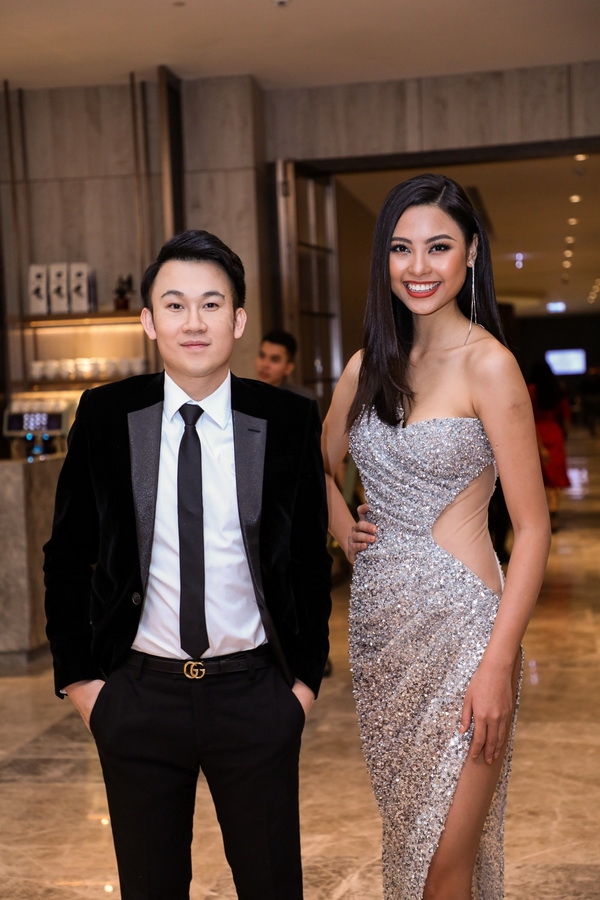 nguoi dep dao thi ha khoe chan dai sexy voi dam xe tao bao