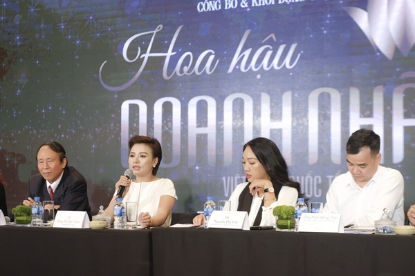nguoi dep dao thi ha khoe chan dai sexy voi dam xe tao bao