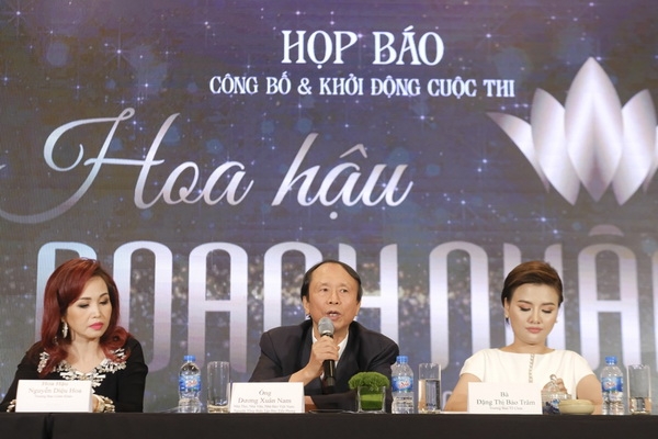 nguoi dep dao thi ha khoe chan dai sexy voi dam xe tao bao