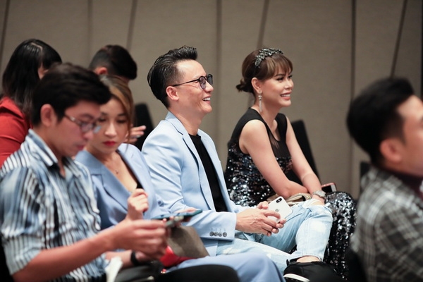 nguoi dep dao thi ha khoe chan dai sexy voi dam xe tao bao