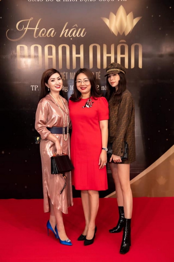 nguoi dep dao thi ha khoe chan dai sexy voi dam xe tao bao