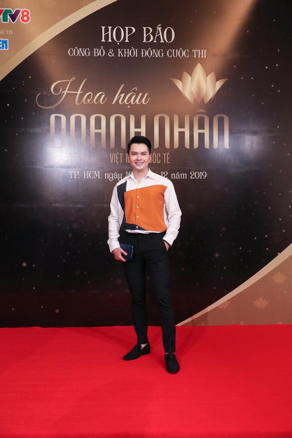 nguoi dep dao thi ha khoe chan dai sexy voi dam xe tao bao