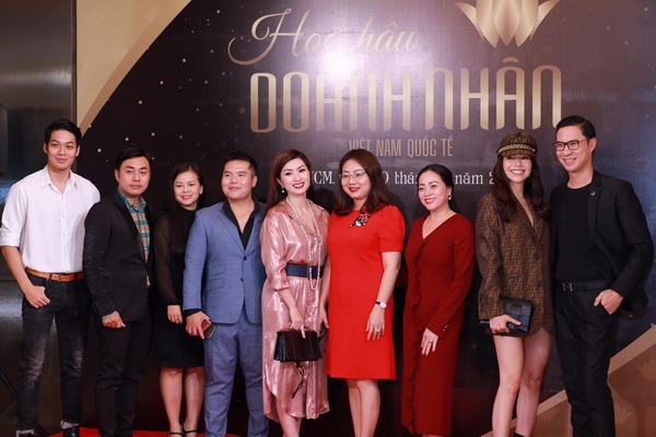 nguoi dep dao thi ha khoe chan dai sexy voi dam xe tao bao