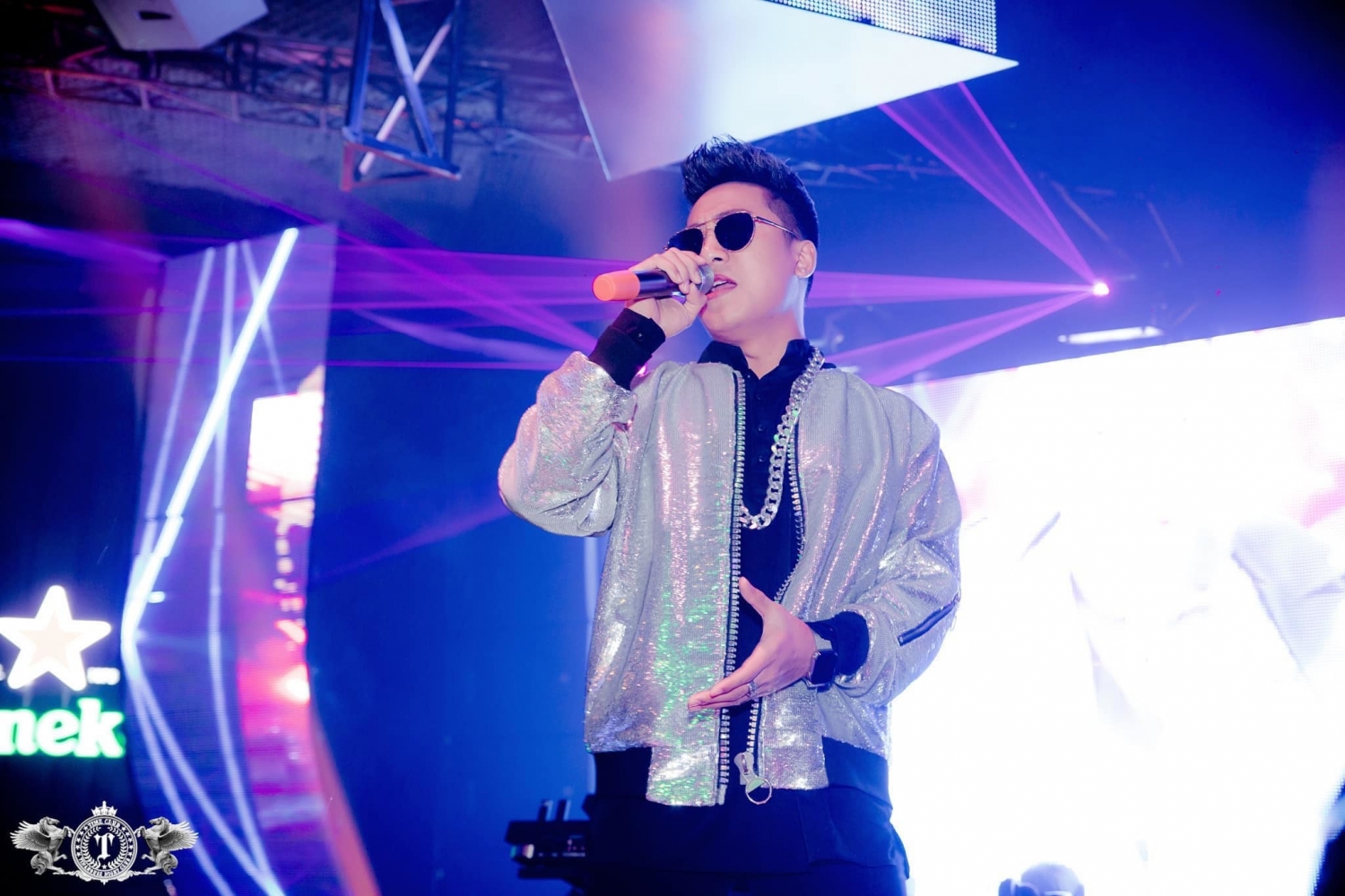 Ca sĩ Châu Khải Phong bị khán giả ném búa đinh lên sân khấu ca si chau khai phong bi khan gia nem bua dinh len san khau