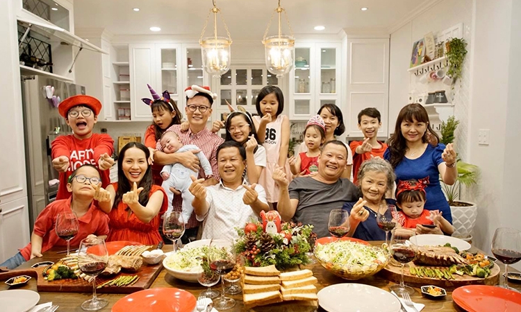 sao viet hanh phuc don noel ben canh nguoi than va gia dinh