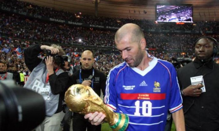 chiec ao so 10 cua huyen thoai zidane co gia 25 ty