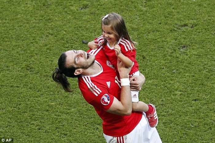 uefa cam cau thu xu wales dua vo con xuong san