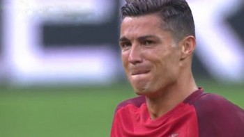 [VIDEO] Cận cảnh Ronaldo khóc như mưa khi phải rời sân