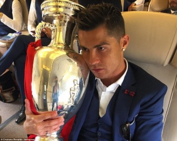 [PHOTO] Ronaldo ôm khư khư cúp vô địch trên đường về nước