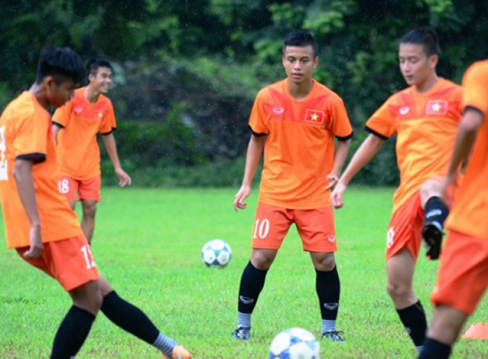 photo u16 viet nam luyen tap duoi mua quyet ha campuchia o tran ban ket
