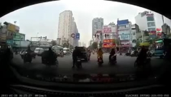 Màn dàn cảnh để lấy cắp đồ ngay giữa ban ngày tại Hà Nội khiến nhiều người phẫn nộ