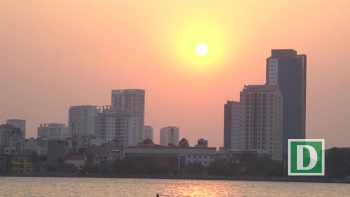 Nắng nóng đầu mùa, người dân Hà Nội đổ xô đi tắm Hồ Tây "giải nhiệt"