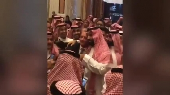 Thái tử Arab Saudi tươi cười selfie bất chấp khủng hoảng nhà báo bị giết