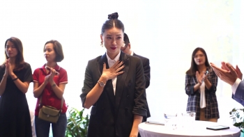 Ngô Thanh Vân lái xe Vinfast