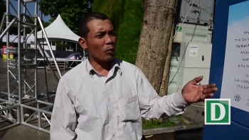 Người dân tò mò về máy lấy nước uống từ không khí đặt bên hồ Gươm