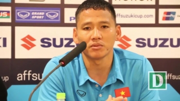 Anh Đức lý giải vì sao ngăn cản CĐV ném chai lọ xuống sân