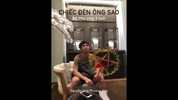 Công Phượng cầm đèn ông sao hát