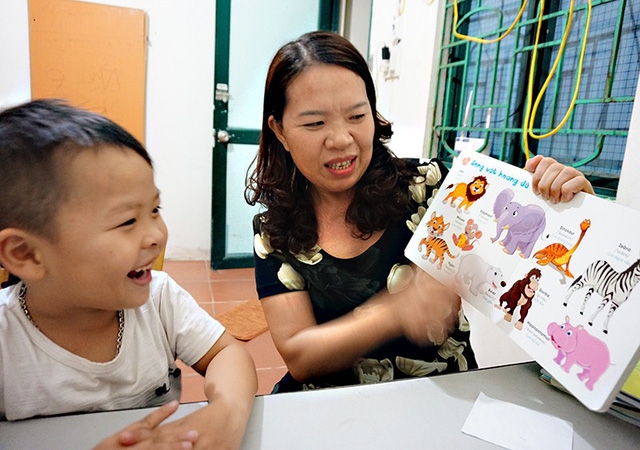 Cậu bé 5 tuổi ở Hà Tĩnh nói tiếng Anh như gió