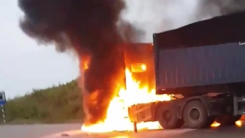 Xe container bốc cháy ở Nghệ An