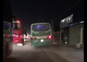Xe buýt đi trên vỉa hè
